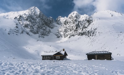 雪山附近房子的照片